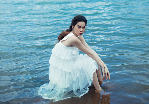 Hồ Ngọc Hà 'bế' bầu xuống hồ chụp ảnh