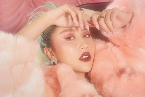 Bạn bè mừng Quỳnh Anh Shyn ra son mới