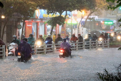 Mưa lớn gây ngập úng trên phố Điện Biên Phủ, Hà Nội (Nguồn: TTXVN)