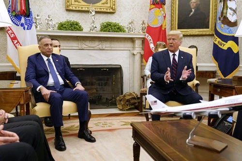 Ông Mustafa al-Kadhimi và ông Trump (phải).