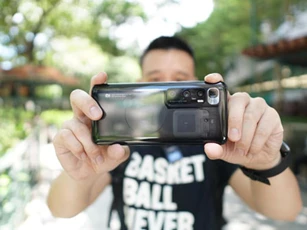 Mở hộp, test tốc độ sạc nhanh và zoom 120x của Xiaomi Mi 10 Ultra