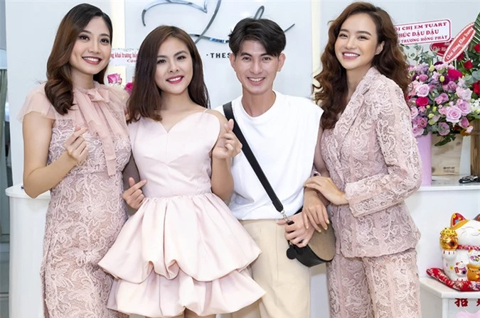 Nguyễn Minh Công chụp ảnh cùng ba người đẹp cùng diện váy áo gam màu hồng nhạt của anh.