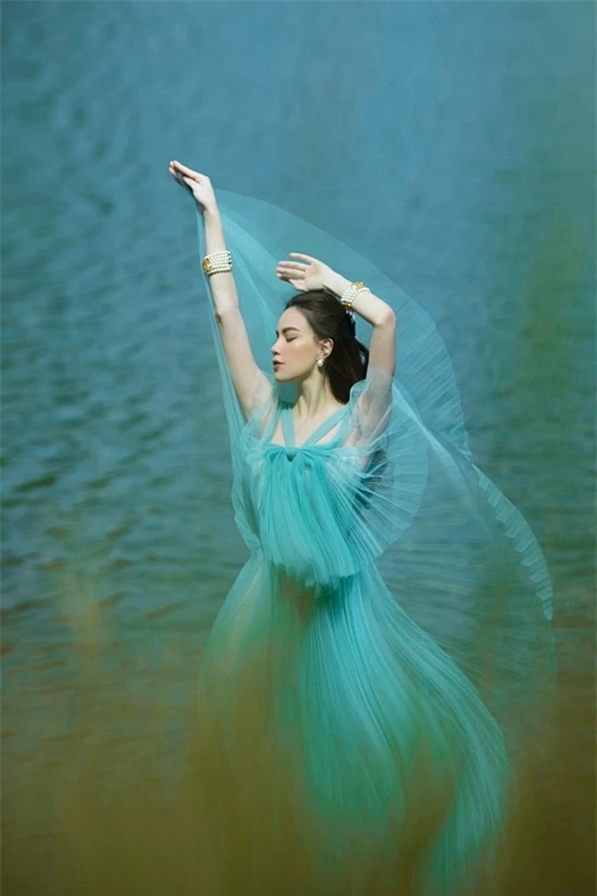 Hồ Ngọc Hà bay bổng trong một chiếc váy voan khác của nhà thiết kế Nguyễn Công Trí.