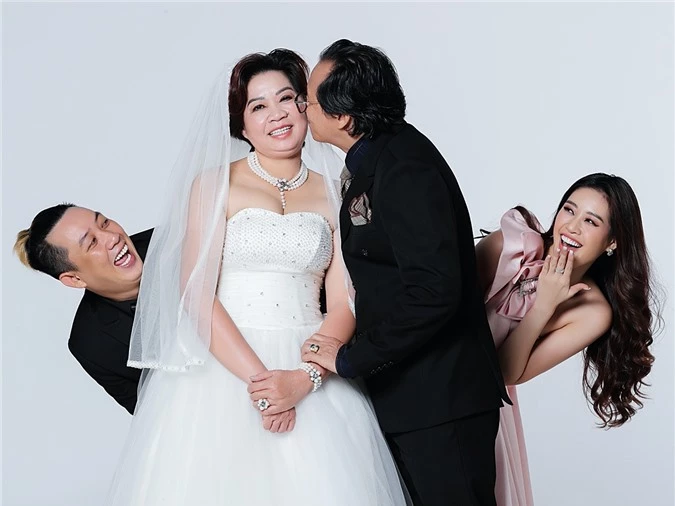 ba mẹ Khánh Vân kết hôn đã 35 năm nên hai anh em cô gợi ý ba mẹ diện trang phục cưới để kỷ niệm sớm.