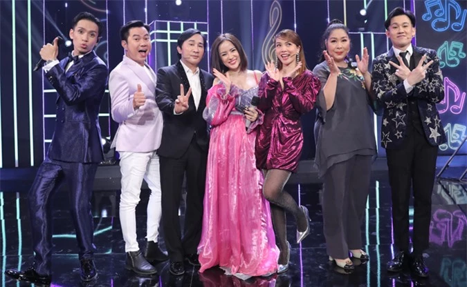 [Caption]Format mới lạ  Ca sĩ ẩn danh được mua bản quyền từ chương trình Shadow Singer (CJ E&M Hàn Quốc). Mỗi số phát sóng gồm 4 ca sĩ ẩn danh. Họ là những tài năng ca hát đã hoạt động trong nghề nhưng chưa được nhiều người biết đến hoặc những tên tuổi đình đám trong quá khứ vì nhiều lý do đã vắng bóng thời gian dài nay muốn trở lại sân khấu. Mỗi người một hoàn cảnh dẫn đến việc họ không được đứng trên sâu khấu hoặc luôn đứng phía sau những ca sĩ nổi tiếng,... Họ khát khao được một cơ hội tỏa sáng và sống trong khát vọng được đứng trên sân khấu lớn.  Trong chương trình Ca sĩ ẩn danh, họ sẽ xuất hiện đằng sau tấm màn nhung và sẽ có một bản sao hóa thân thành chính mình ở trên sân khấu. Ca sĩ thế danh này sẽ thay lời ca sĩ ẩn danh chia sẻ về bản thân, giải đáp những thắc mắc, những câu chuyện thật về cuộc sống, sự nghiệp mà ban bình luận, gồm 5 người là những nghệ sĩ đình đám của showbiz Việt muốn tìm hiểu, muốn biết rõ hơn về ca sĩ ẩn danh.