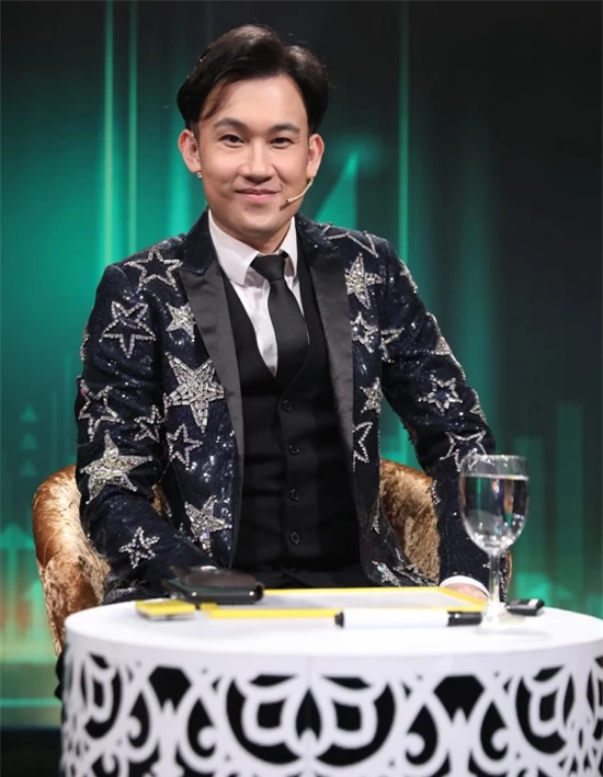 Dương Triệu Vũ mặc lịch lãm ngồi ghế ban bình luận. Anh đã có kinh nghiệm tham gia nhiều gameshow ca nhạc nên rất tự tin.