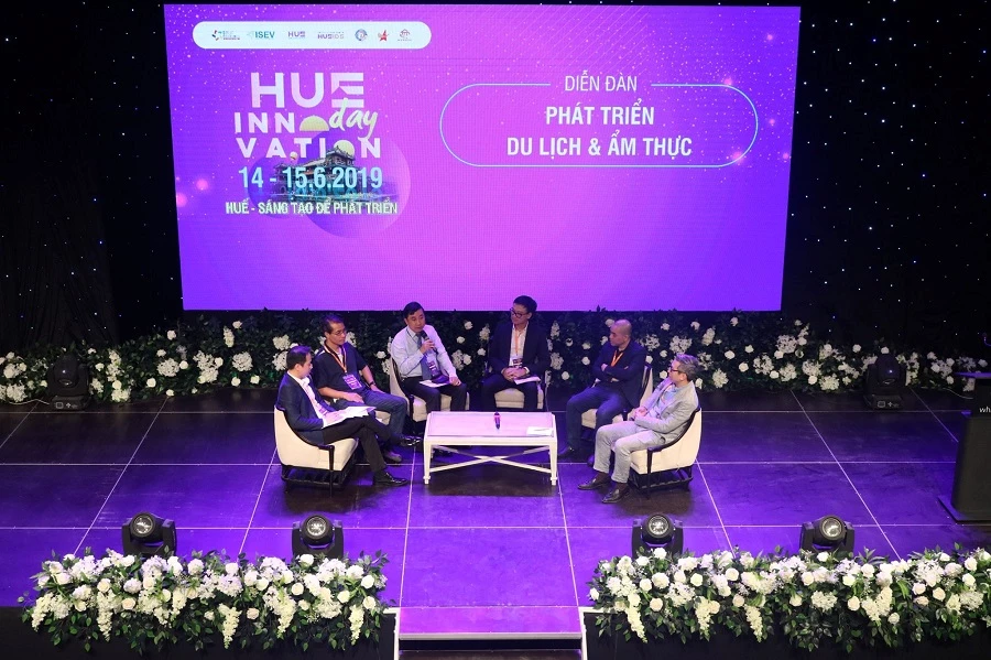 Các diễn giả tham gia thảo luận tại “Huế - Sáng tạo để phát triển” năm 2019.