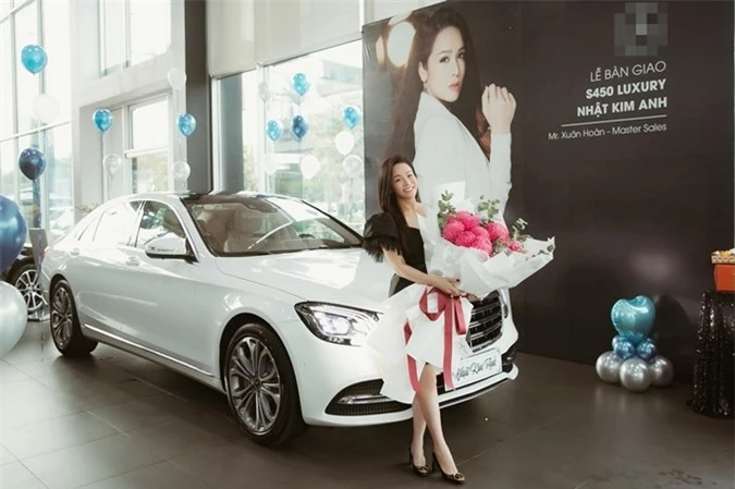 Nhật Kim Anh vừa mua xe Mercedes S450 Luxury giá khoảng 5 tỷ đồng, là phần thưởng cô tự tặng mình nhân tháng sinh nhật. Đây là lần thứ ba nữ diễn viên Tiếng sét trong mưa tậu xe trong năm nay.