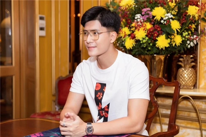 Lâm Bảo Châu cũng là một trong những diễn viên góp mặt trong MV của Lệ Quyên. Anh năm nay 28 tuổi, từng tham gia một số show hẹn hò, đóng MV như Anh ơi ở lại của Chi Pu.
