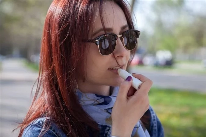 nguyên nhân và cách đối phó với môi khô, môi nứt nẻ hình 2 nguyen nhan va cach doi pho voi moi kho, moi nut ne hinh 2