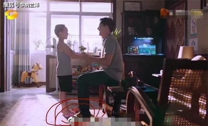 Cảnh phim xúc động Tử Thu (năm 1999) nhận bố Lý là bố được xem là phá vỡ cảm xúc khi khán giả nhận ra cậu bé Tử Thu mang dép màu hồng của con gái.