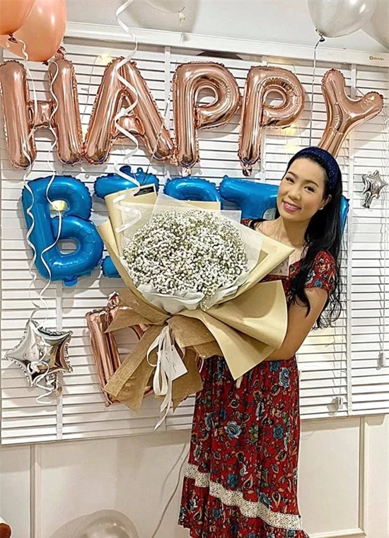 Trịnh Kim Chi hạnh phúc đón tuổi mới. Á hậu Việt Nam 1994 hài lòng với cuộc sống đủ đầy, viên mãn ở tuổi 48.