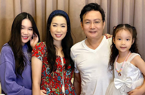 Trịnh Kim Chi mừng tuổi 48 bên chồng con