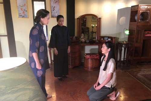 Thấy tôi bắc thang bỏ trốn khỏi nhà, mẹ chồng chạy ra đưa cho một chiếc túi, nhìn thứ bên trong tôi sửng sốt vô cùng