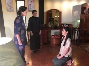 Thấy tôi bắc thang bỏ trốn khỏi nhà, mẹ chồng chạy ra đưa cho một chiếc túi, nhìn thứ bên trong tôi sửng sốt vô cùng