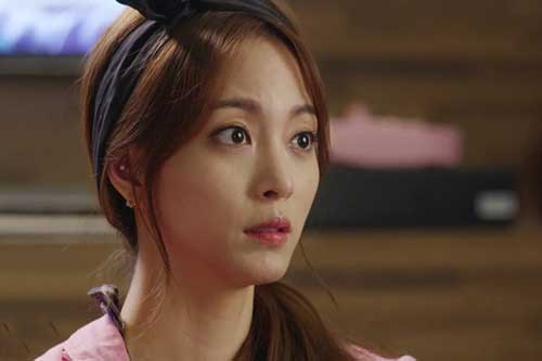 Con nhỏ vô ý làm đổ cốc nước vào cô em họ, tôi muối mặt bị mắng "đồ nhà quê" và màn cứu nguy "cực đỉnh" từ mẹ chồng