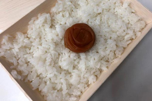 Chỉ có cơm trắng và mận muối nhưng hộp cơm này có giá 140.000 đồng vẫn đắt hàng