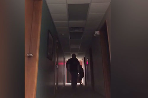 'Chết cười' với cảnh con giả ma dọa bố ‘chạy trối chết’