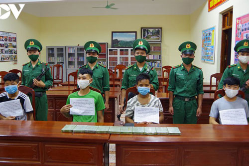 Sơn La: 4 đối tượng người Lào mang 10 bánh heroin vào Việt Nam