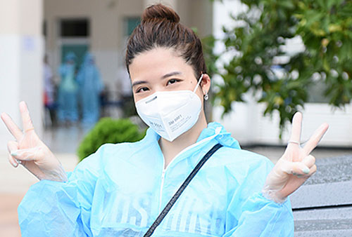 Phan Hoàng Thu trao máy thở cho Quảng Nam