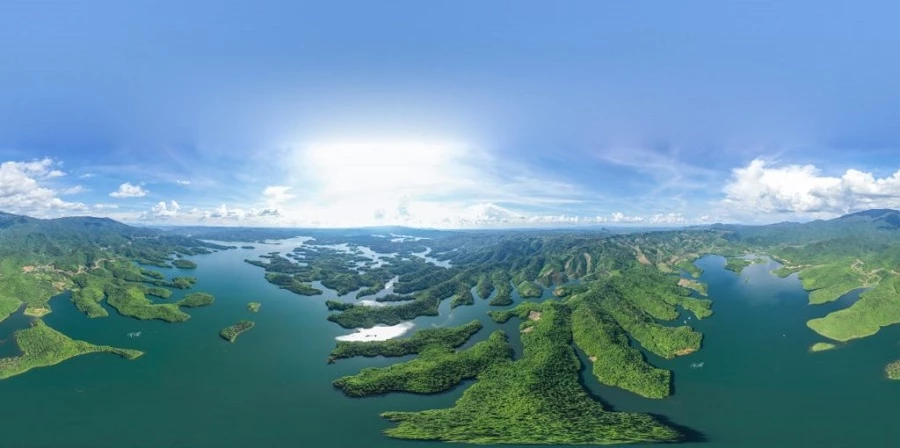Hồ Tà Đùng, xã Đắk Som, huyện Đắk G’Long (Đắk Nông), thắng cảnh được ví là Vịnh Hạ Long trên Cao nguyên (Ảnh: BQL Công viên Địa chất Đắk Nông).