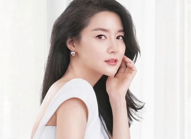 Lee Young Ae sinh năm 1971, Lee Young Ae nổi tiếng nhờ những bộ phim truyền hình như “Nàng Dae Jang Geum”, “Anh em nhà bác sĩ”. Dù đã ở tuổi 49 nhưng nữ diễn viên vẫn khiến nhiều người ghen tỵ bởi nhan sắc “không tuổi” và cuộc hôn nhân viên mãn bên người chồng doanh nhân cùng 2 thiên thần nhỏ. Ảnh: Naver.