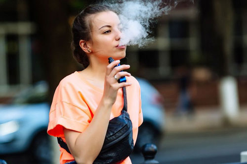 Người trẻ hút thuốc lá điện tử có nguy cơ nhiễm Covid-19 cao gấp 5 lần