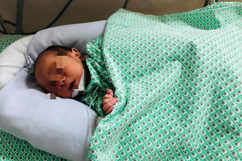 Đã tìm thấy người mẹ bỏ rơi bé sơ sinh giữa 2 khe tường ở Hà Nội