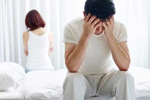 Vợ thản nhiên ngồi chơi đùa với đám thanh niên, để mặc mẹ chồng dưới bếp với 5 mâm bát đĩa và cái kết gây "sốc"