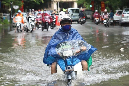 Úng ngập do mưa lớn tại Hà Nội. (Ảnh: Báo Người đưa tin)