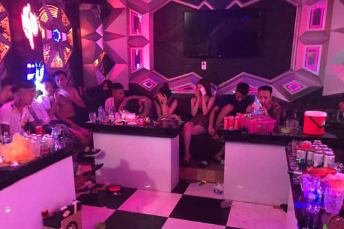 Hà Nội: Đột kích quán karaoke, bắt hàng chục đối tượng đang “bay lắc”