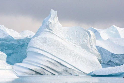Nhiều nơi trên biển Bắc Băng Dương có thể sớm mất đi sắc băng trắng xanh huyền thoại, chưa kể mối nguy về hàng loạt "quái vật" nhỏ thời cổ đại bị giải phóng - Ảnh: NATIONAL GEOGRAPHIC