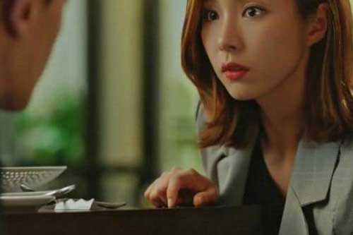 Gái "ế" làm mình làm mẩy khi bị ép đi xem mắt, nhưng vừa thấy đối tượng mai mối thì đỏ mặt "đứng hình"