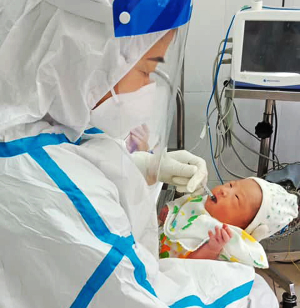 Ca mổ đẻ đầu tiên tại Việt Nam cho sản phụ mắc COVID-19: Hai mẹ con xuất viện chiều nay 22/8!