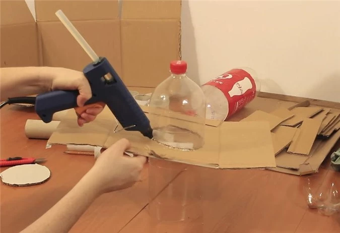 Chỉ bằng bìa các tông và chai nhựa, cô gái xây cả "lâu đài" mini khiến ai cũng trầm trồ - 1