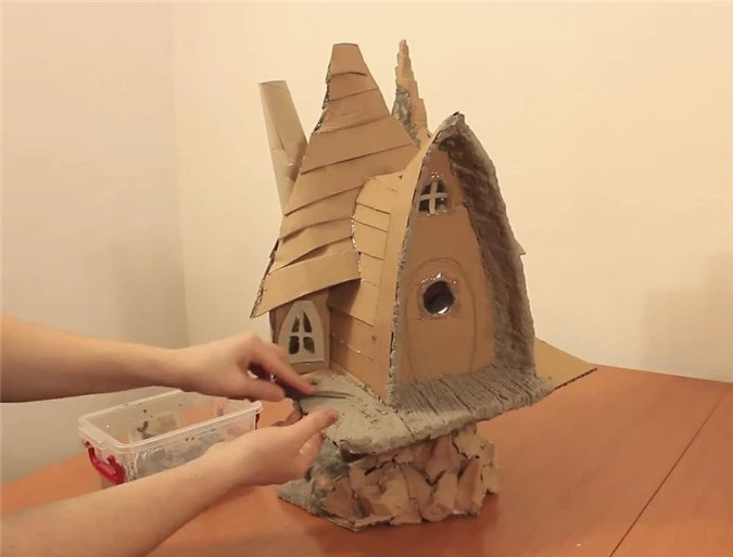 Chỉ bằng bìa các tông và chai nhựa, cô gái xây cả "lâu đài" mini khiến ai cũng trầm trồ - 11