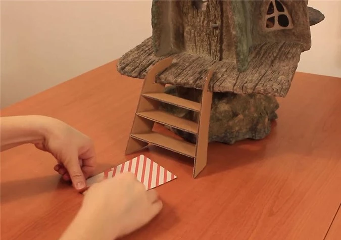 Chỉ bằng bìa các tông và chai nhựa, cô gái xây cả "lâu đài" mini khiến ai cũng trầm trồ - 14