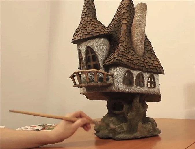 Chỉ bằng bìa các tông và chai nhựa, cô gái xây cả "lâu đài" mini khiến ai cũng trầm trồ - 16