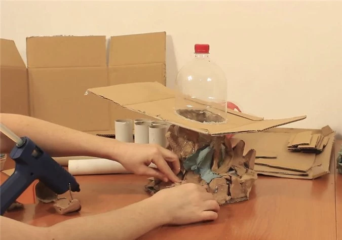 Chỉ bằng bìa các tông và chai nhựa, cô gái xây cả "lâu đài" mini khiến ai cũng trầm trồ - 3
