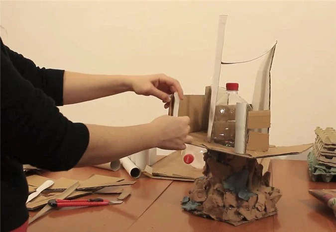 Chỉ bằng bìa các tông và chai nhựa, cô gái xây cả "lâu đài" mini khiến ai cũng trầm trồ - 6