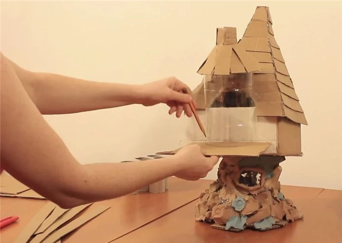 Chỉ bằng bìa các tông và chai nhựa, cô gái xây cả "lâu đài" mini khiến ai cũng trầm trồ - 8