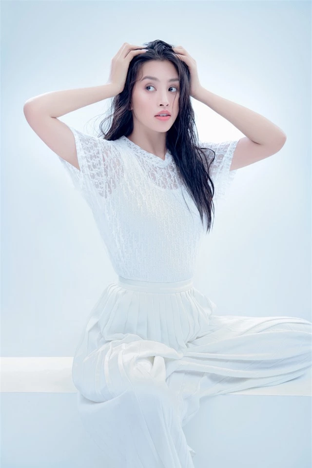 Hoa hậu Tiểu Vy đón tuổi 20 bằng bộ ảnh trong veo - Ảnh 3.