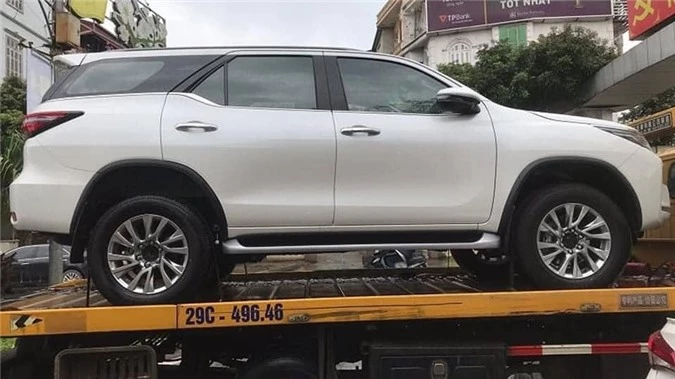 Mẫu xe Toyota Fortuner 2020 được vận chuyển trên xe chuyên dụng