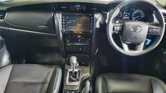 Cabin xe Toyota Fortuner 2020 tay lái nghịch