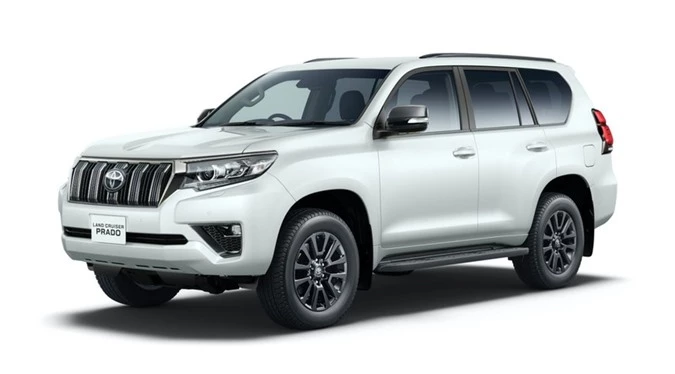 toyota land cruiser prado them suc manh va phien ban mau den hinh 2