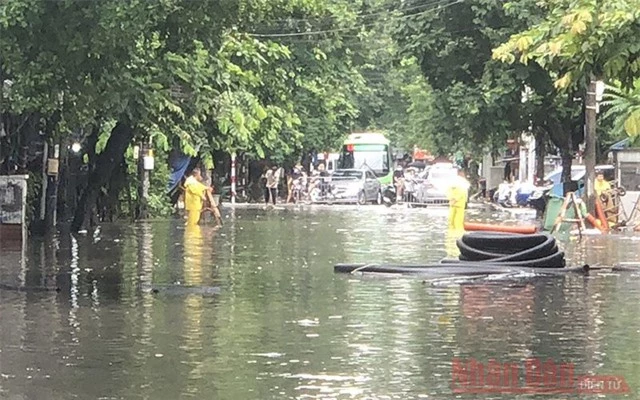 Vì sao Hà Nội như sông sau mưa lớn? - Ảnh 1.