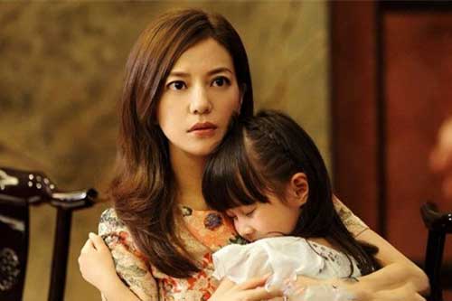 Quyết ly hôn vì chồng vũ phu, nhưng con riêng anh ôm chân tôi khóc: 'Xin mẹ đừng bỏ con'