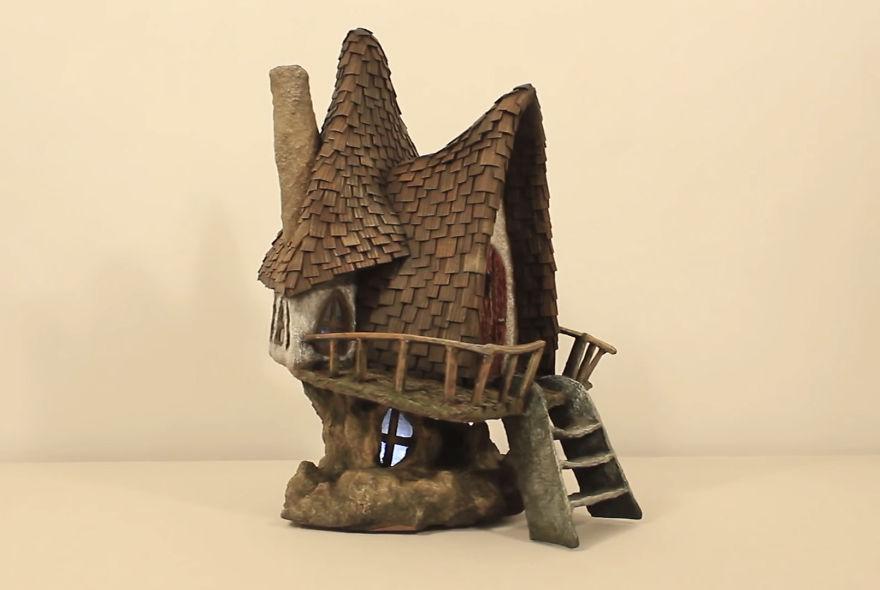 Chỉ bằng bìa các tông và chai nhựa, cô gái xây cả "lâu đài" mini khiến ai cũng trầm trồ