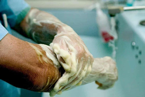 Tại thời kì đầu đại dịch, rửa tay là việc quan trọng cần làm thường xuyên. Ảnh: Alamy