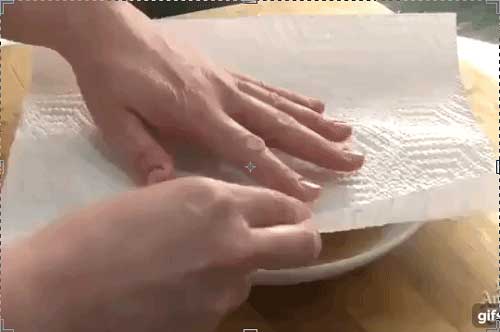 Dùng 1 tờ khăn giấy theo cách này, váng mỡ béo ngấy cũng bị "đánh bay", nồi canh trong vắt mà vẫn đậm đà